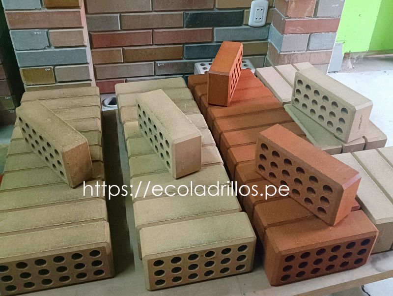 Edificio modular construido con EcoLadrillos en Arequipa